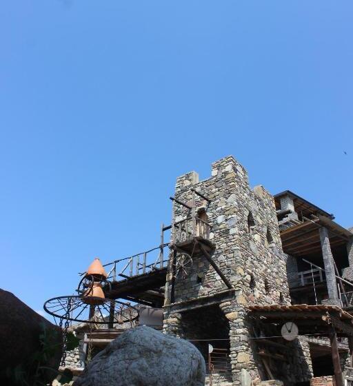 هتل Golden Cradle