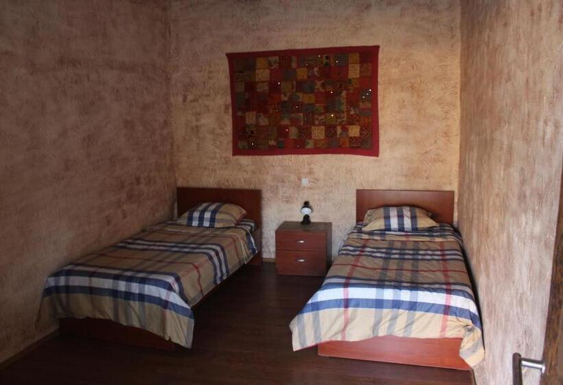 هتل Golden Cradle