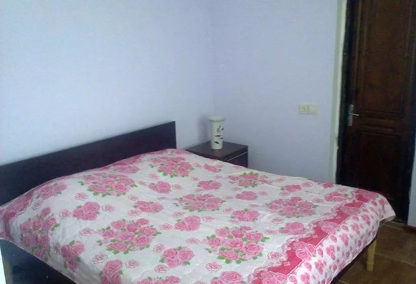 تختخواب و صبحانه Private House Suliko