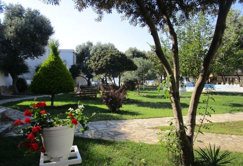 هتل Club Mackerel Holiday Village