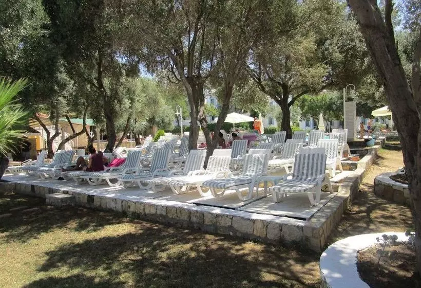 هتل Club Mackerel Holiday Village