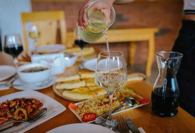 تختخواب و صبحانه Alpenhaus Kazbegi Hotel & Restaurant