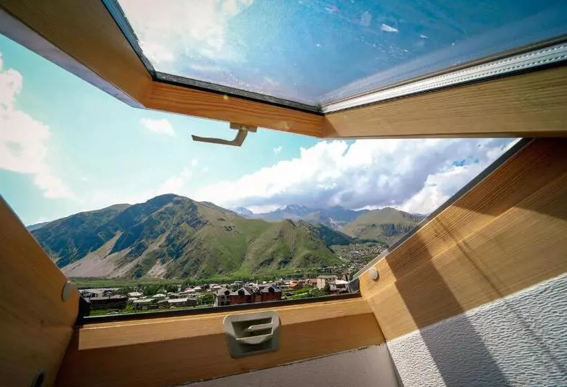 تختخواب و صبحانه Alpenhaus Kazbegi Hotel & Restaurant