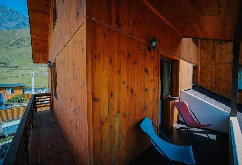تختخواب و صبحانه Alpenhaus Kazbegi Hotel & Restaurant