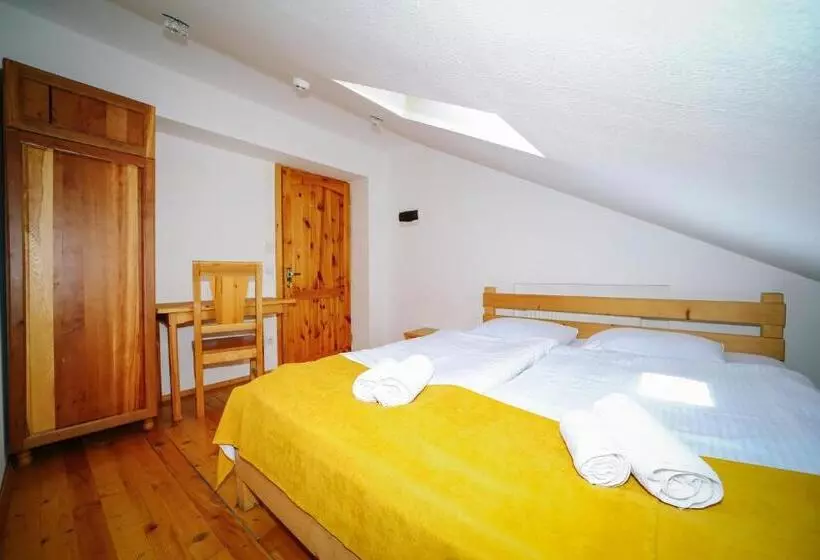 تختخواب و صبحانه Alpenhaus Kazbegi Hotel & Restaurant
