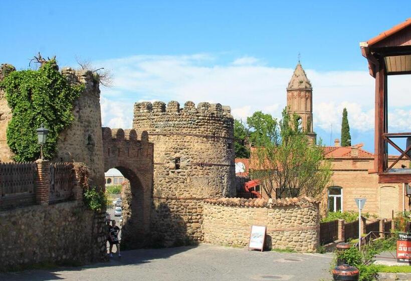 تختخواب و صبحانه Guest House Shota