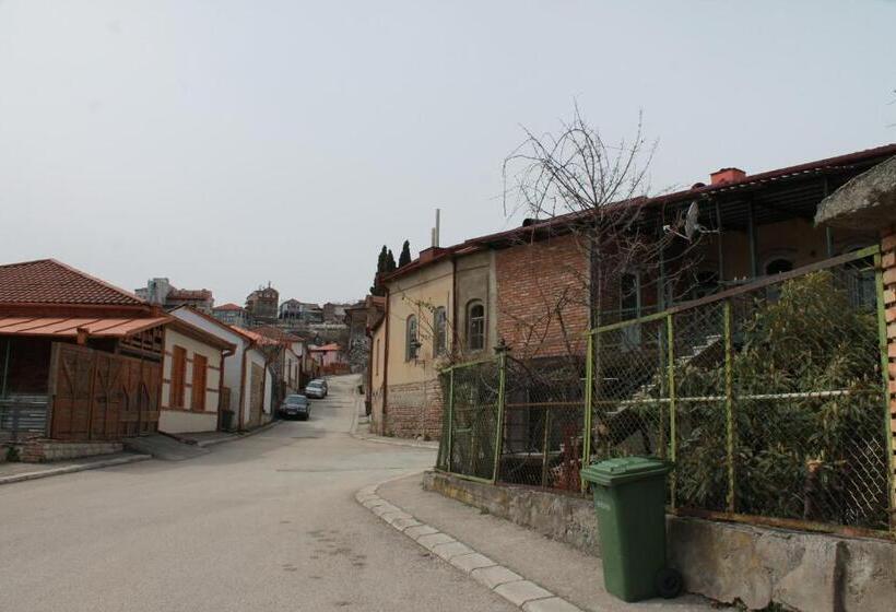 تختخواب و صبحانه Guest House Shota