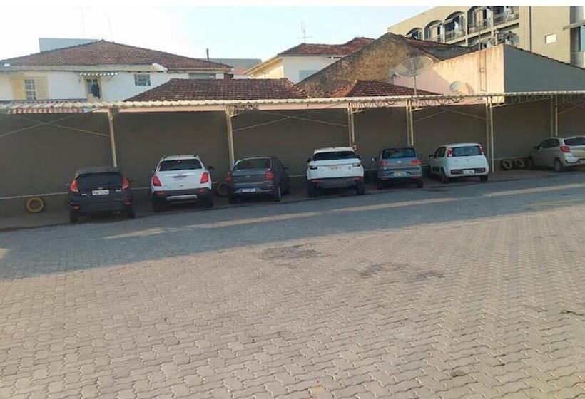 בית מלון כפרי Colonial