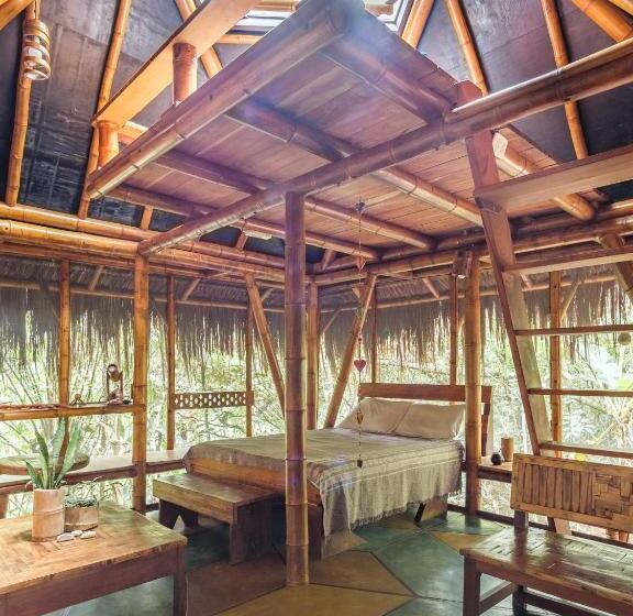 Universo Pol Bamboo Hostel