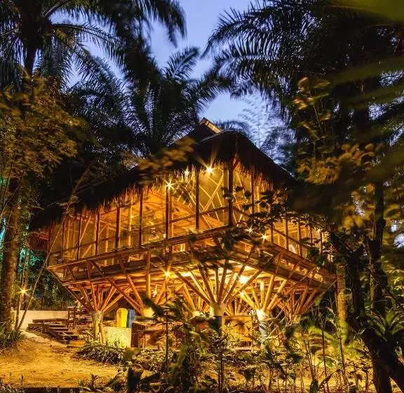 Universo Pol Bamboo Hostel