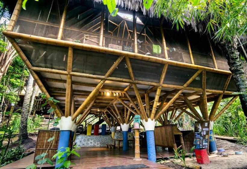 Universo Pol Bamboo Hostel