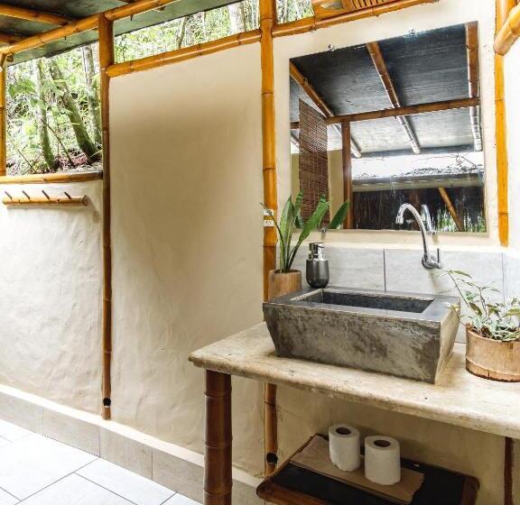 Universo Pol Bamboo Hostel