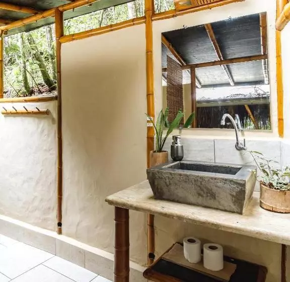 Universo Pol Bamboo Hostel