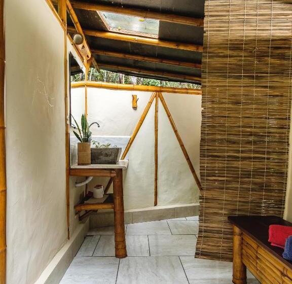 Universo Pol Bamboo Hostel