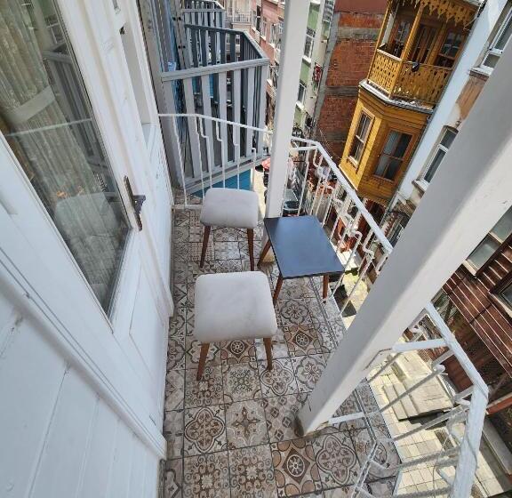 هتل Kadıköy White House