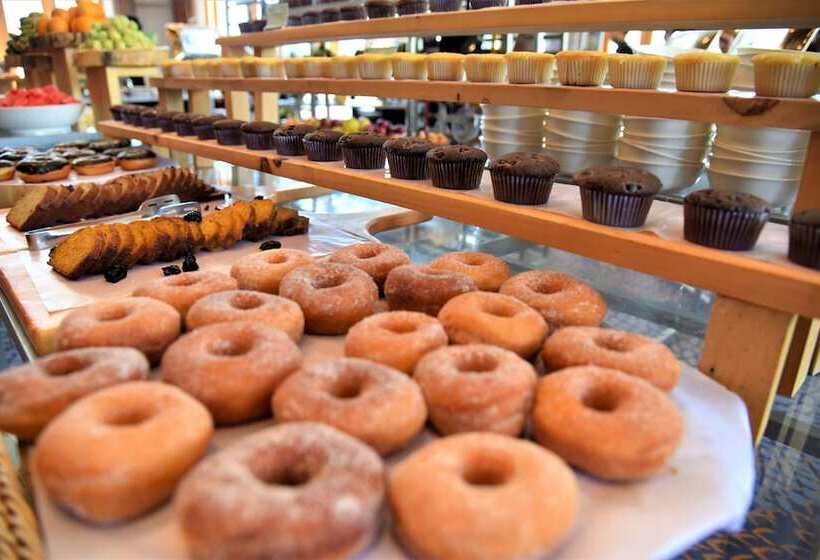 Hotel Le Méridien Paro, Riverfront