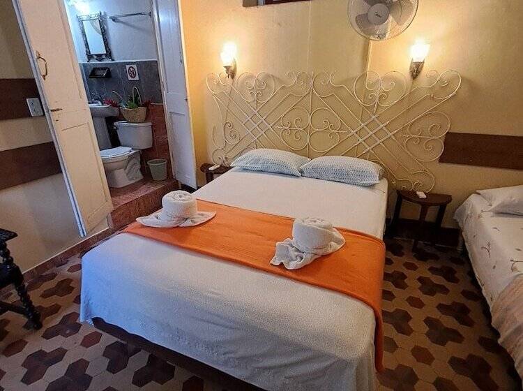 هتل Casa Miriam Hostal Colonial