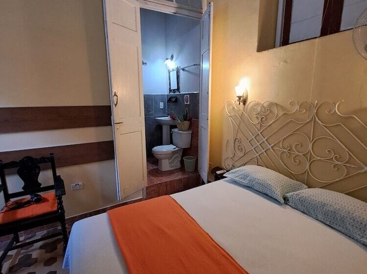 هتل Casa Miriam Hostal Colonial