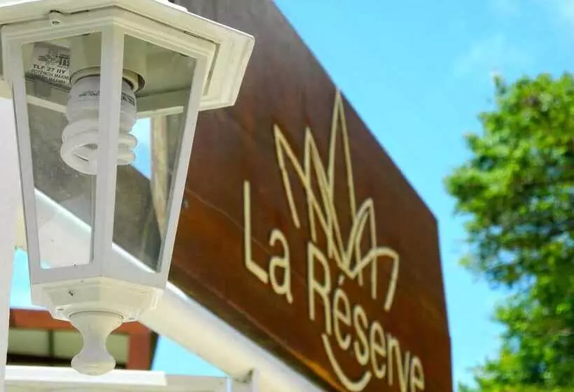 Hotelli La Réserve Design Villas