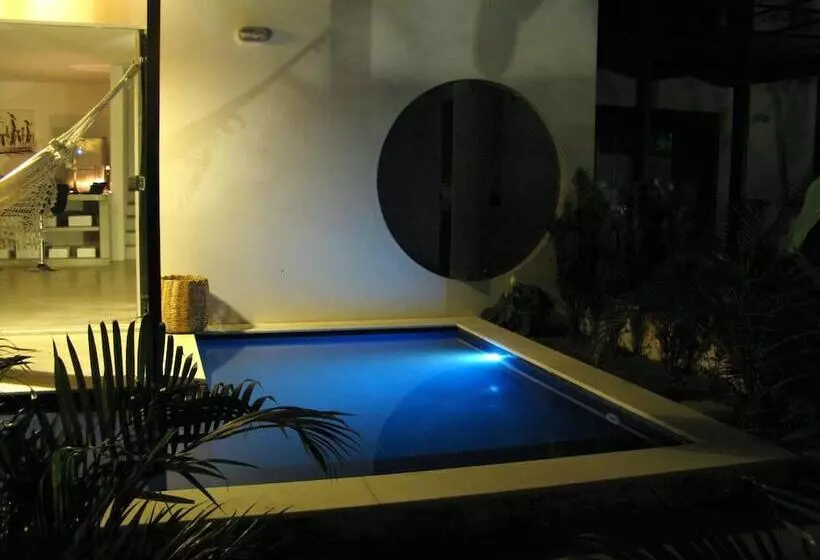 Hotelli La Réserve Design Villas