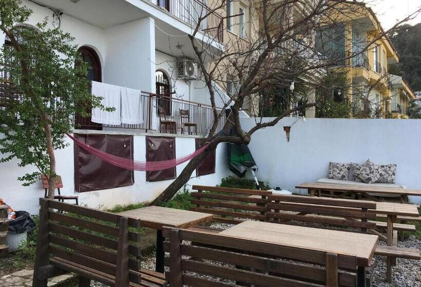 El Camino Hostel & Pub