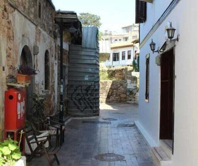 מוטל White City Pension