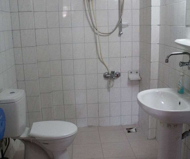 מוטל White City Pension