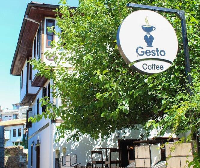 מוטל White City Pension