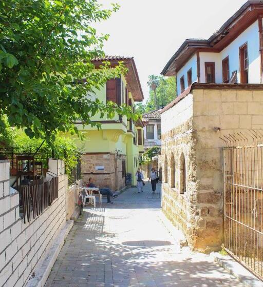 מוטל White City Pension