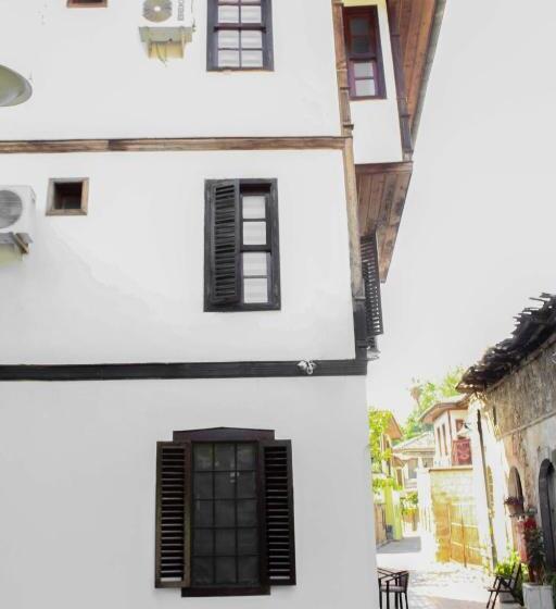 מוטל White City Pension