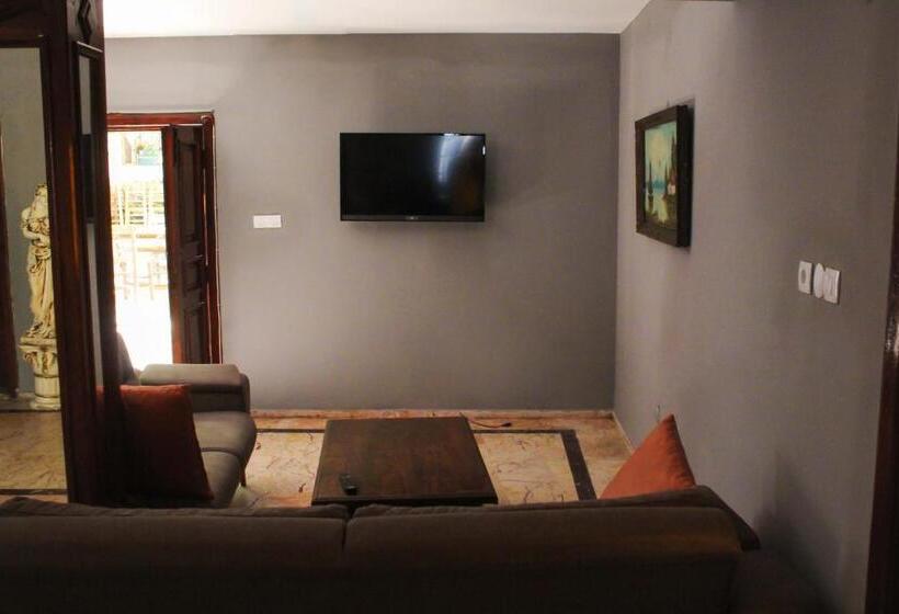 מוטל White City Pension