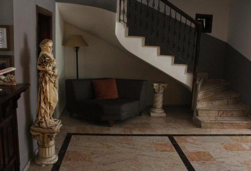 מוטל White City Pension