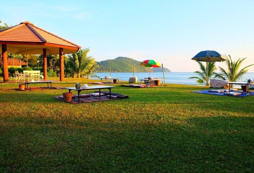 New Travel Beach Hotel & Resort