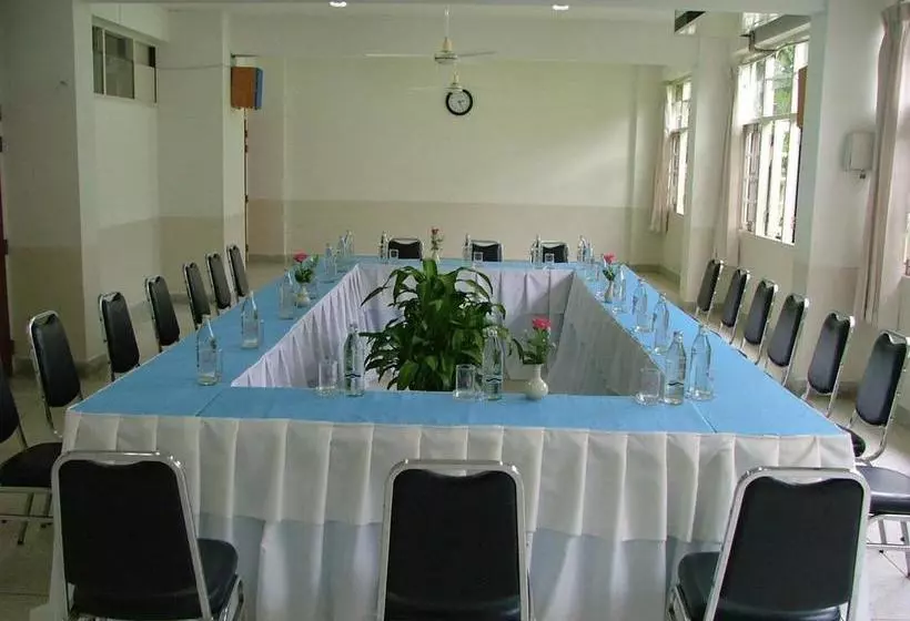 ユースホステル Ymca International Hotel Chiang Rai