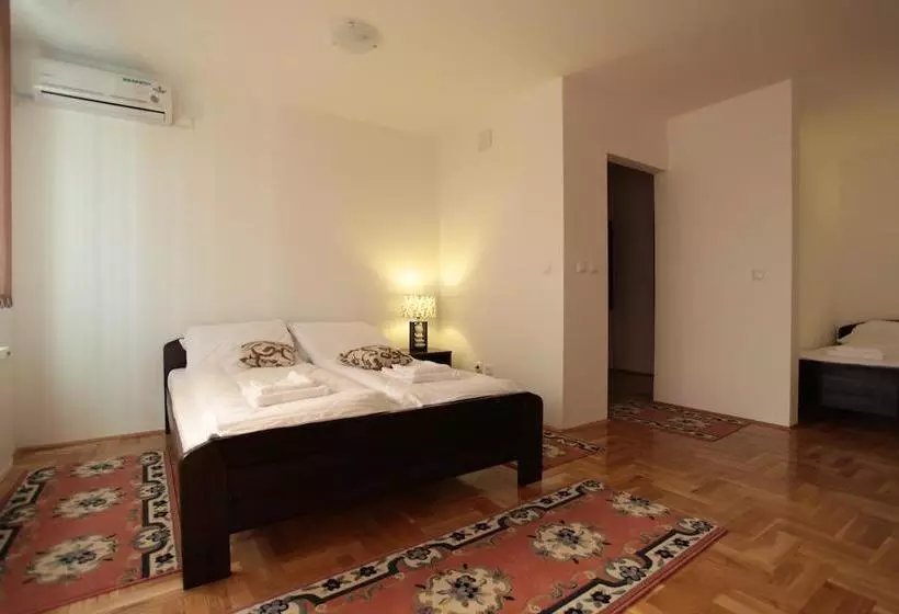 Hostel Royal