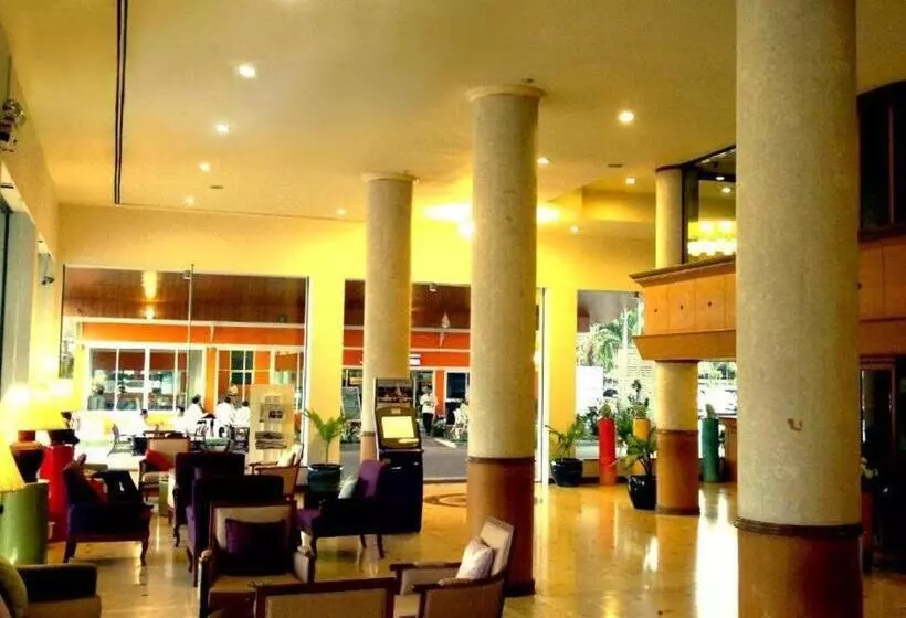 ホテル The Majestic Sakon Nakhon