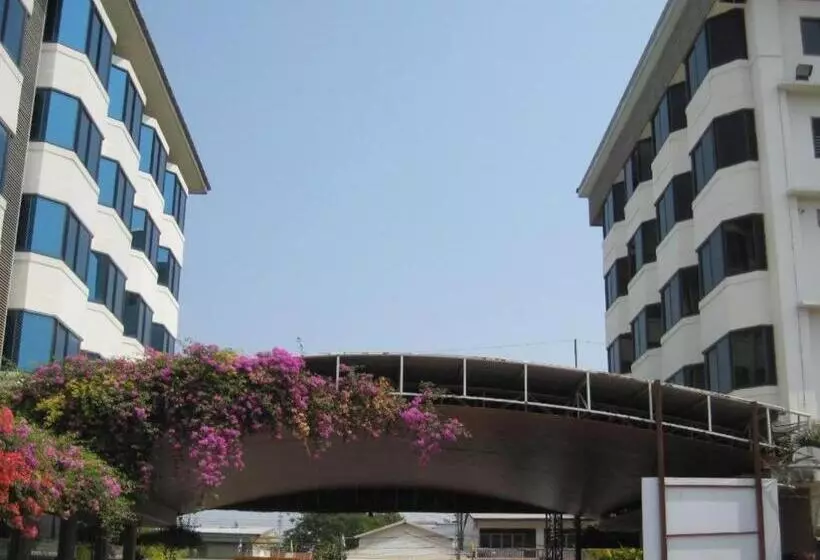 ホテル The Majestic Sakon Nakhon