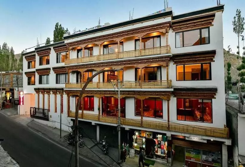 هتل Old Road Mansion