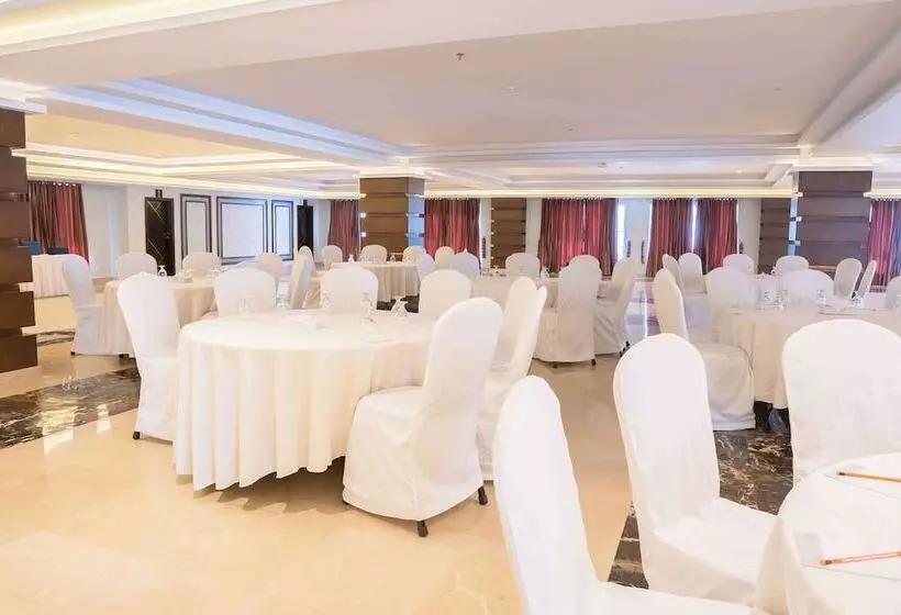 هتل Ramada By Wyndham Murree Lower Topa Resort