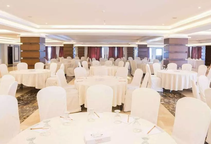 هتل Ramada By Wyndham Murree Lower Topa Resort