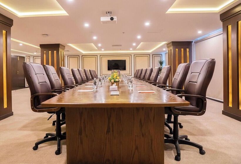 هتل Ramada By Wyndham Murree Lower Topa Resort