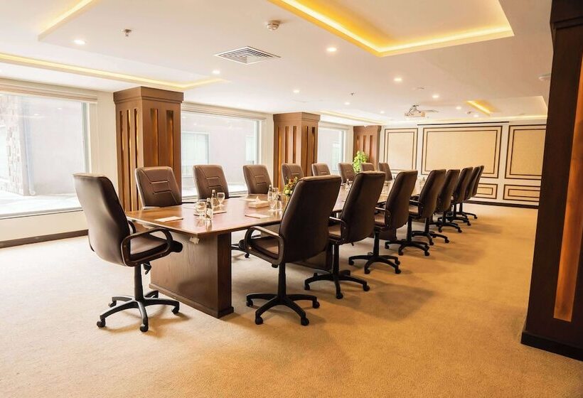 هتل Ramada By Wyndham Murree Lower Topa Resort