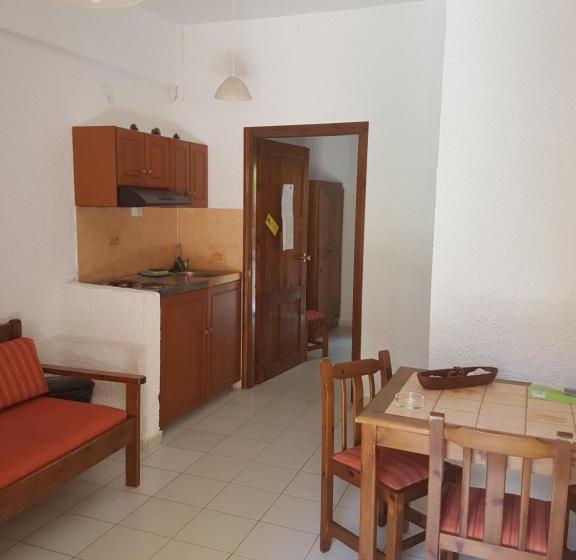 Отель Little Bay Apartments