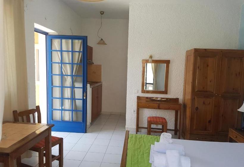 Отель Little Bay Apartments