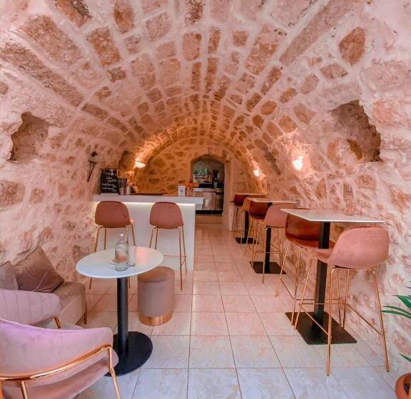 פנסיון Archontiko Old Town Suites