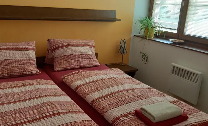 هتل Penzion A Vinoteka Hrozen