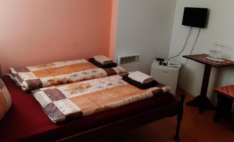 هتل Penzion A Vinoteka Hrozen