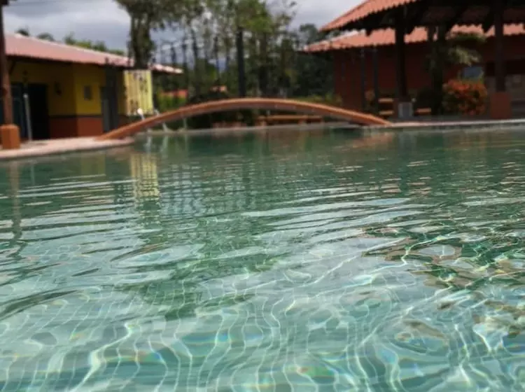 هتل Rancho León