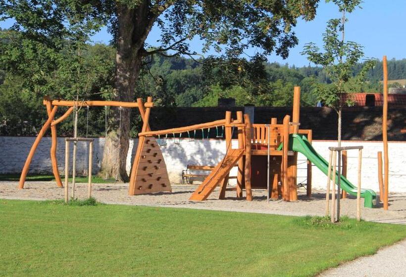 בית מלון כפרי Zamek Hradek U Susice