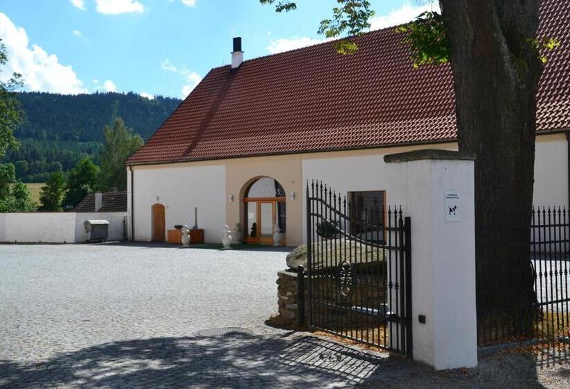 בית מלון כפרי Zamek Hradek U Susice